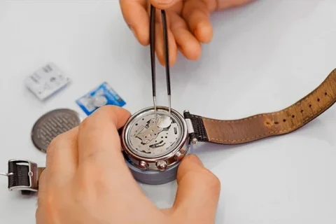 prikaz-zamjene-baterije-na-satu